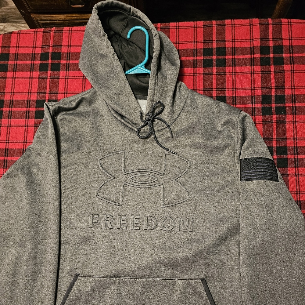 Under Armour Freedom pullover